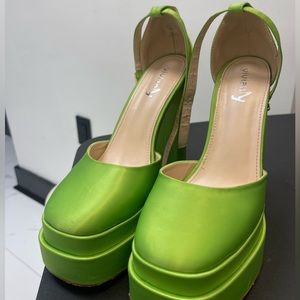 Green platform high heel